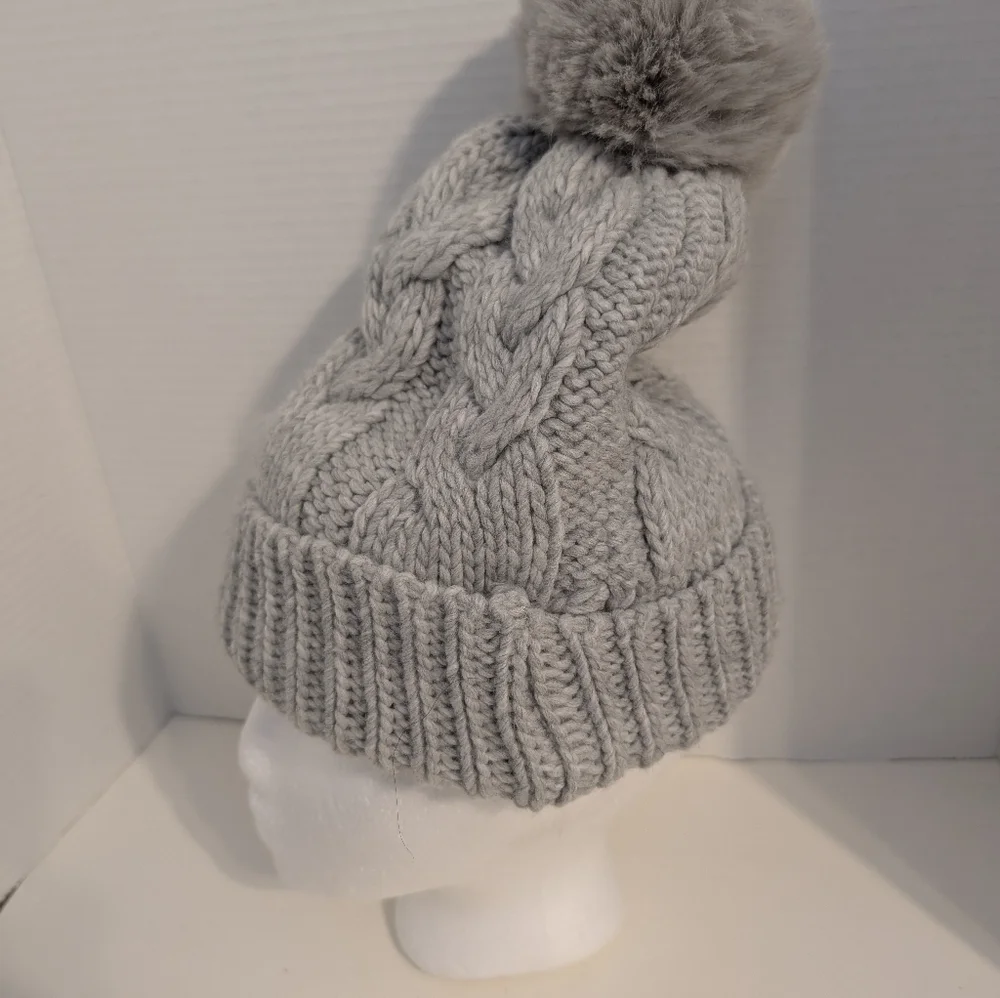 Steve Madden Cable Knit Fold over Gray Beanie‎ lined in Faux Fur with Pom NWOT